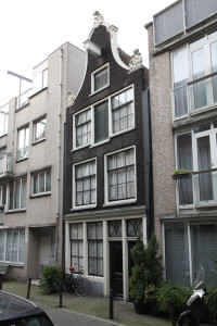 Nieuwe Leliestraat 98 (gerestaureerd door de Stichting Diogenes in 1962). Dit Jordaan-pandje was bouwvallig en moest nodig gerestaureerd worden. De trap was onbegaanbaar en de vloeren waren meer gat dan vloerplank. Een telefoontje naar de jonge Diogenes leidde tot de aankoop en restauratie die in 1962 plaatsvond, op een moment dat elders in de straat grote gaten waren gevallen en nog meer huizen op het punt stonden gesloopt te worden.