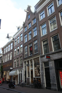 Wolvenstraat 17 (1966/67, verkocht in 1972). Dit winkel-woonhuis is jarenlang een bouwval geweest. Bij de restauratie werd het huis met een een verdieping verhoogd waardoor het ritme van de straat erop vooruit is gegaan. De restauratie bestendigde ook het niet doorgaan van de verkeersdoorbraak van de Elandsgracht naar de Rosmarijnsteeg waarvoor de straat zou zijn verbreed, met de sloop van de hele gevelwand tot gevolg. Mede door dit soort restauraties is de straat als winkelstraat weer tot leven gekomen.