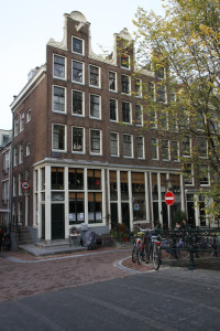 Egelantiersgracht 66-68-70 (gerestaureerd door Stichting Diogenes in 1963/64)