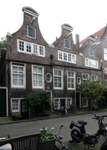 Goudsbloemstraat 79-81-83 (gerestaureerd door Stichting Diogenes in 1970)